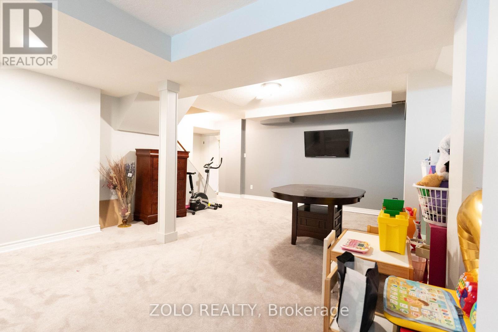 308 HOWARD CRESCENT - 35