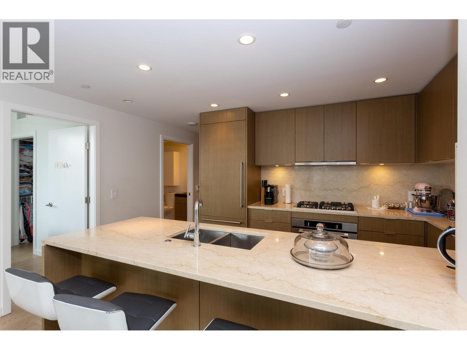707 112 E 13TH STREET, North Vancouver