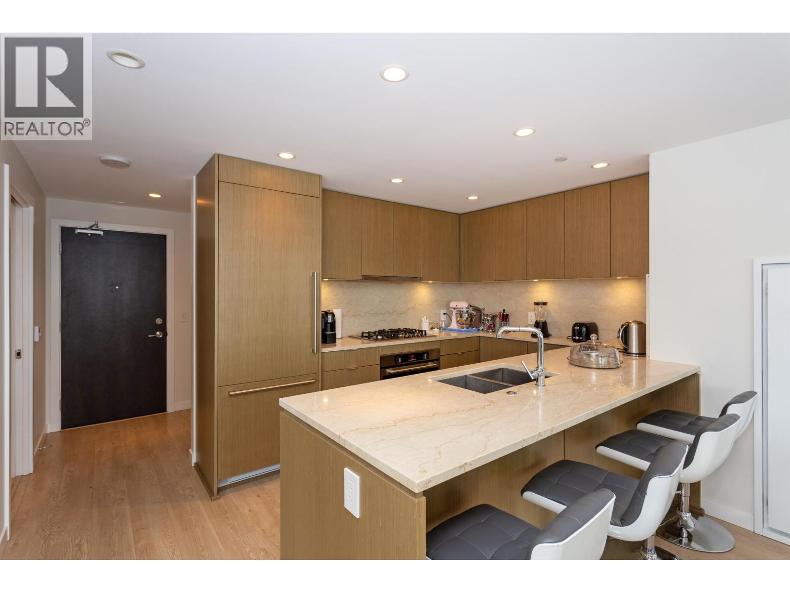 707 112 E 13TH STREET, North Vancouver