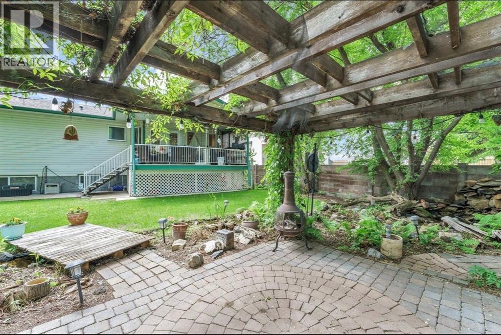 94 Perry Crescent NE — photo 37
