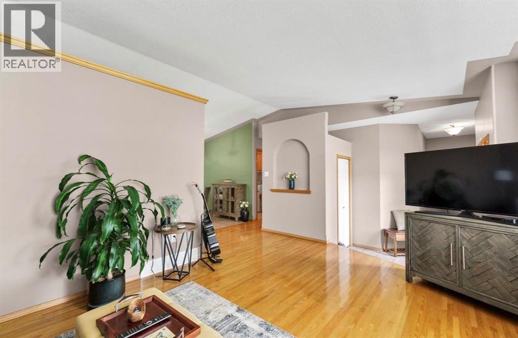 94 Perry Crescent NE - photo 4