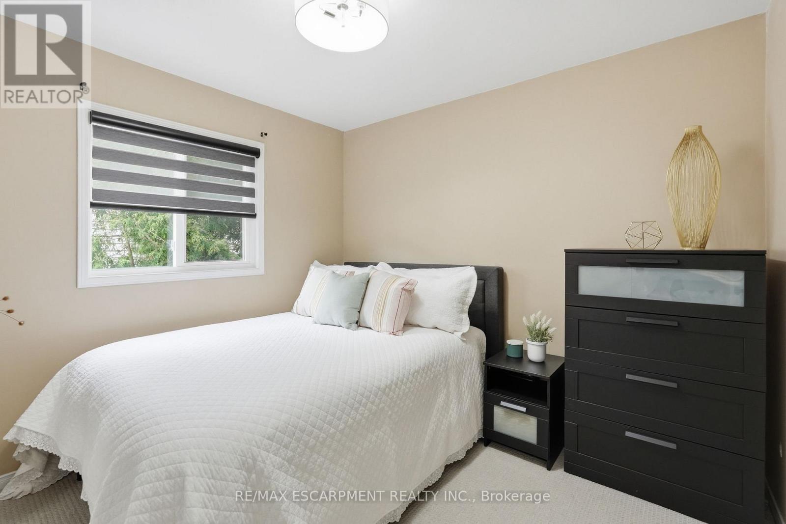 6 WOODCROFT CRESCENT - 26