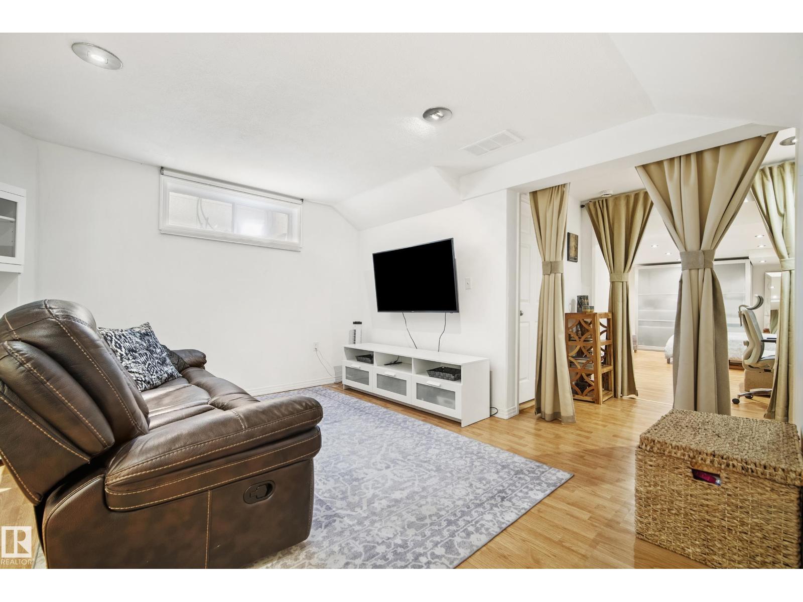 11256 10 AV NW — photo 36