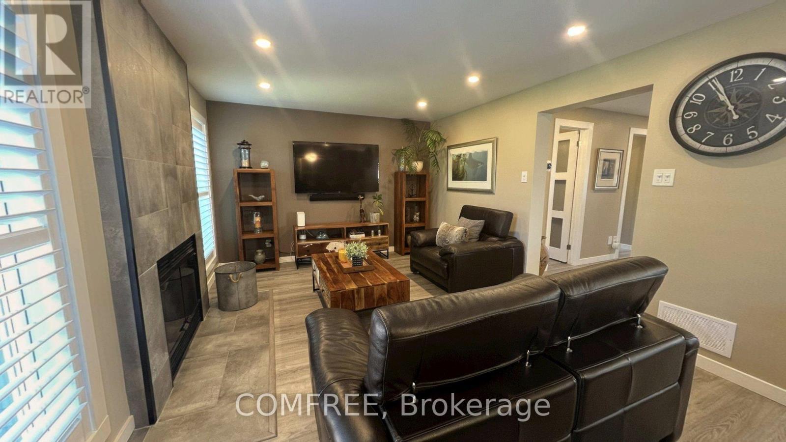 2093 BOAKE STREET - 8