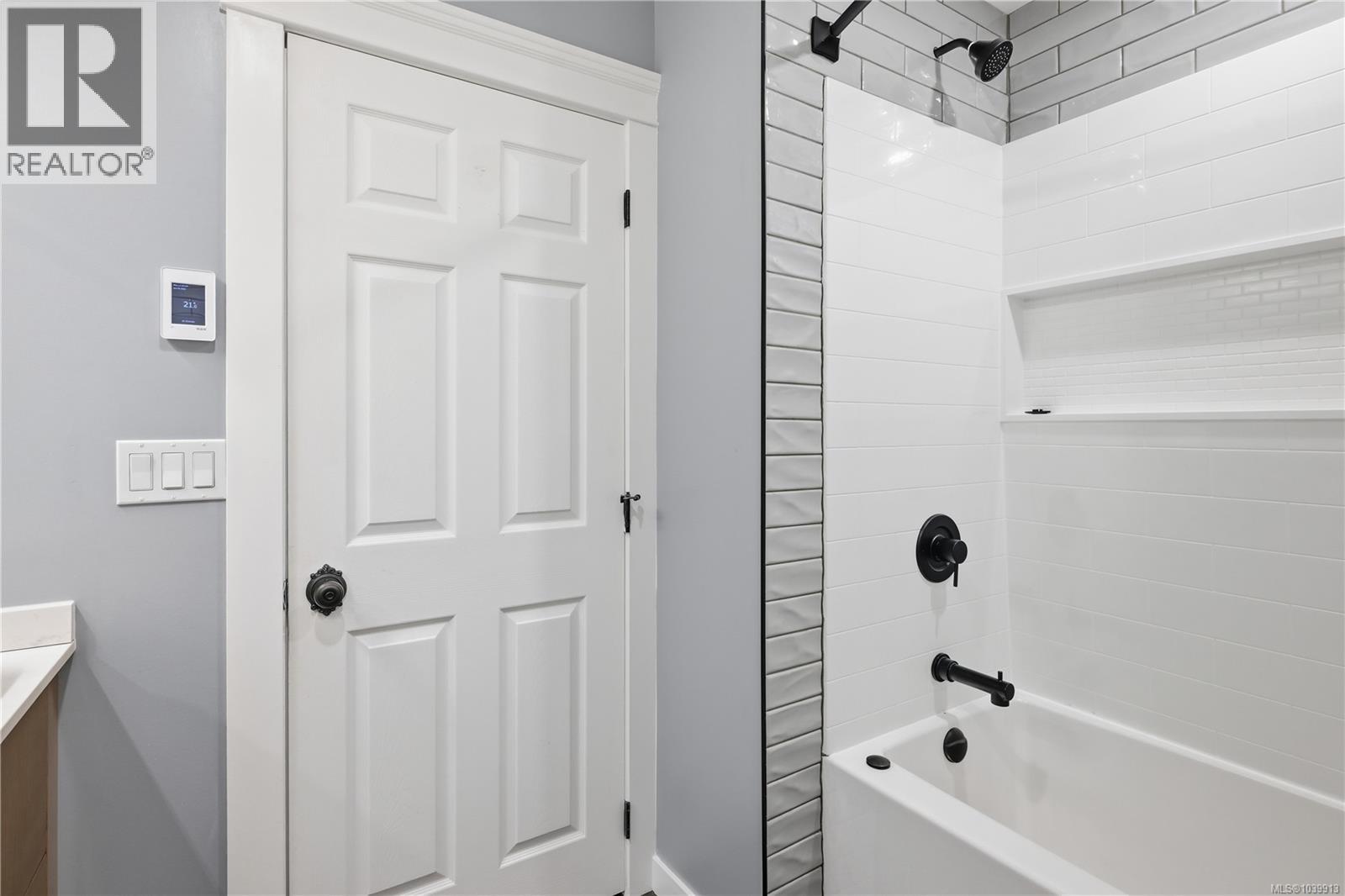 #5 215 Madill Rd - 33