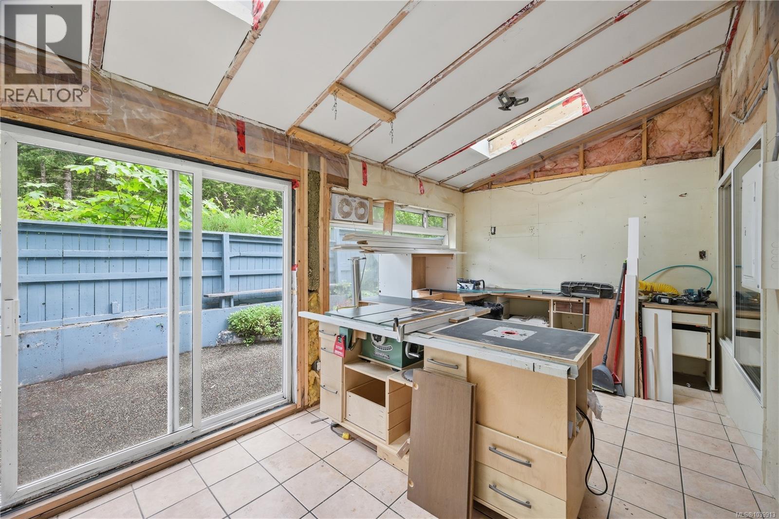 #5 215 Madill Rd - 45