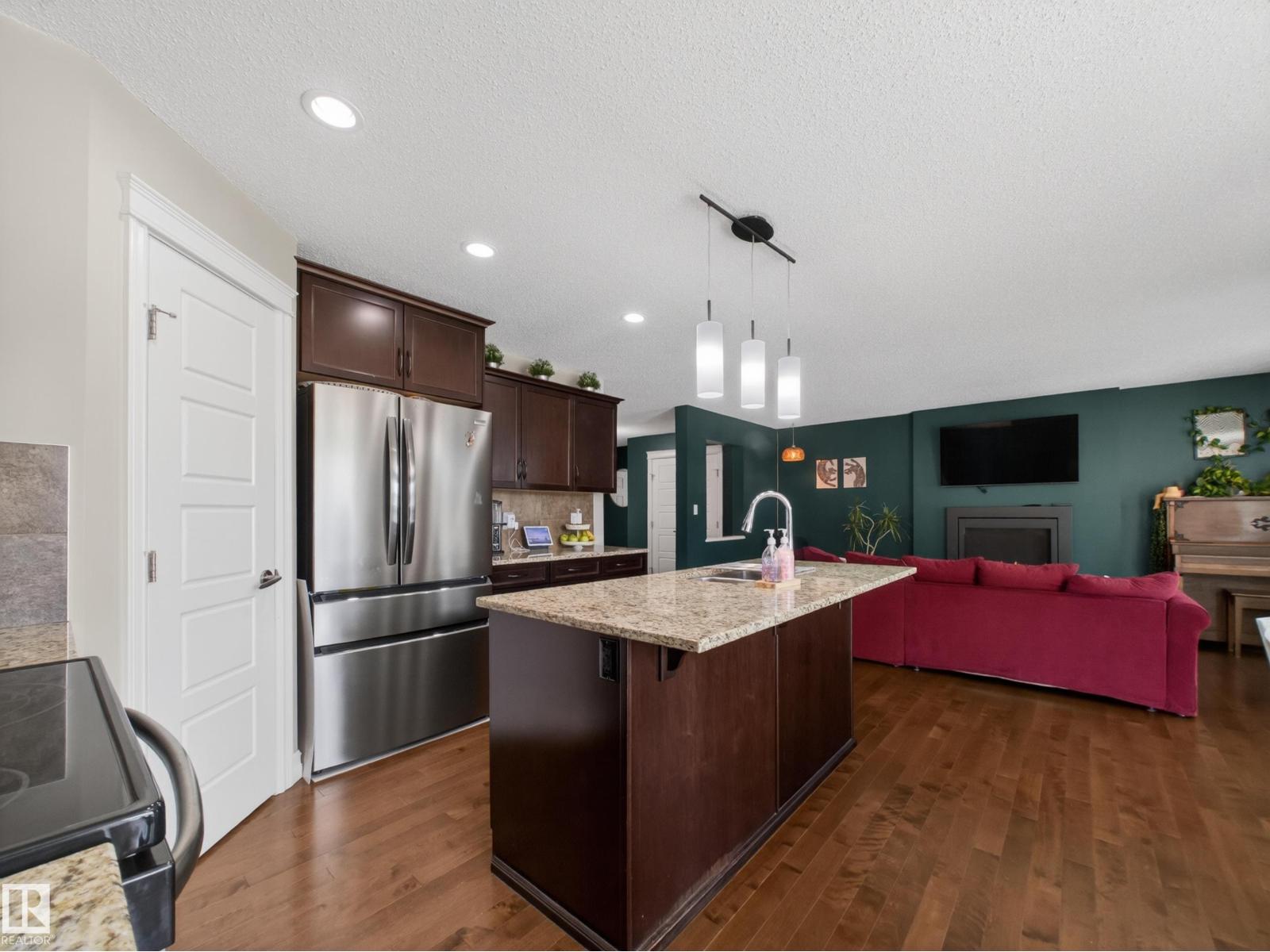 98 WELLINGTON PL — photo 17