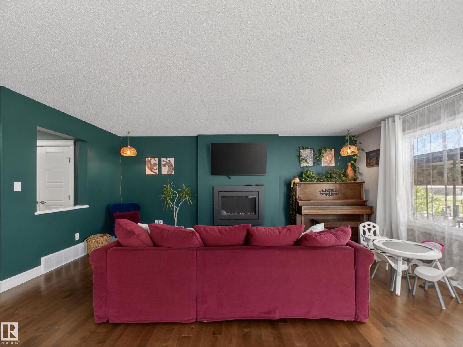 98 WELLINGTON PL — photo 23