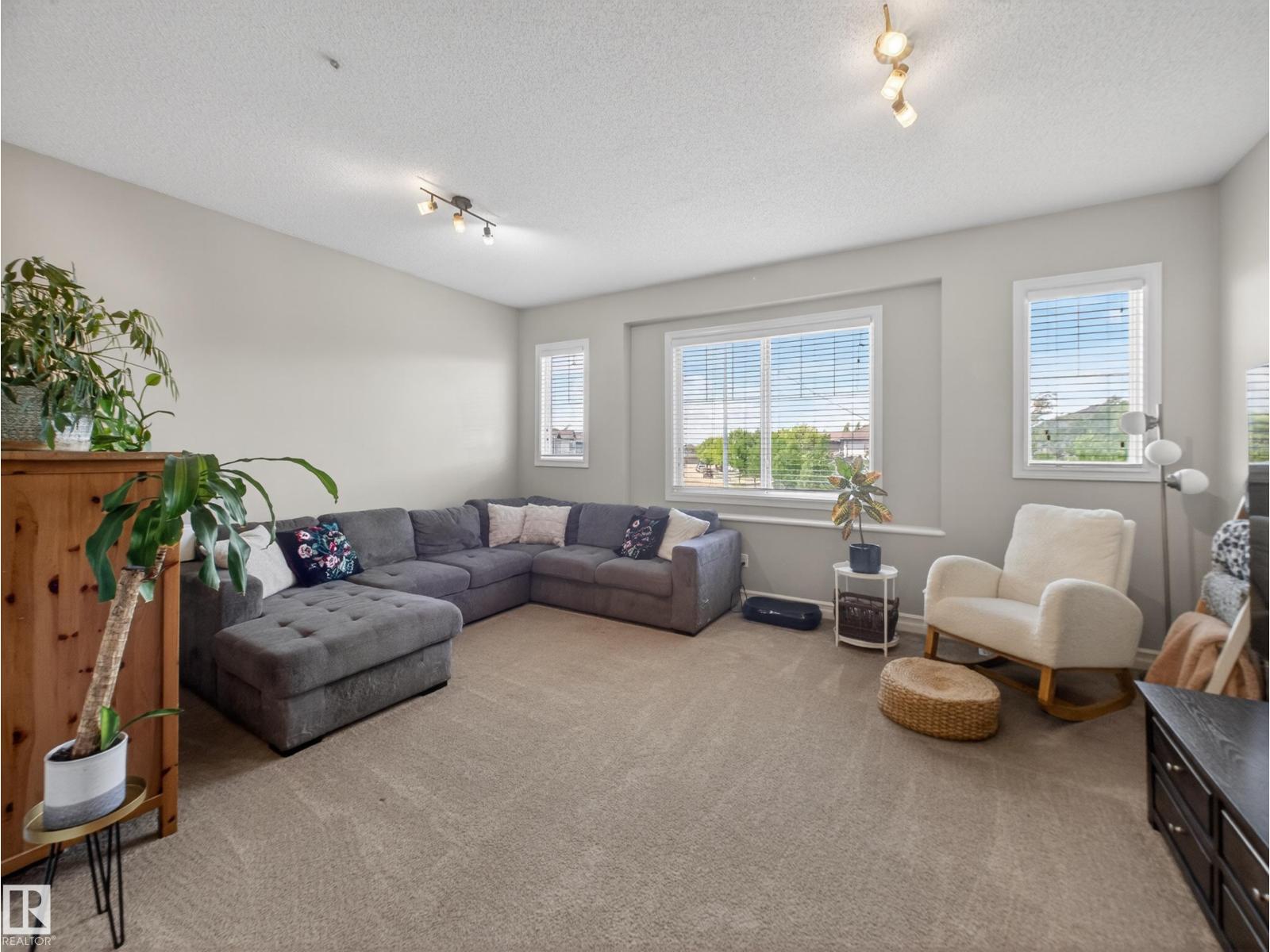 98 WELLINGTON PL — photo 30