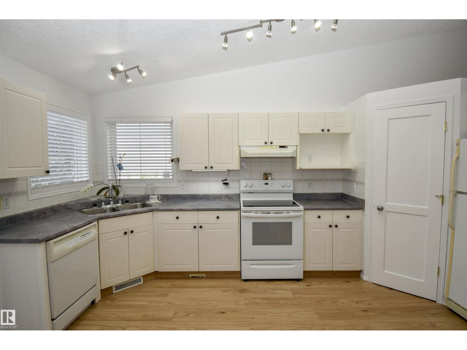 45 Landsdowne DR - 8