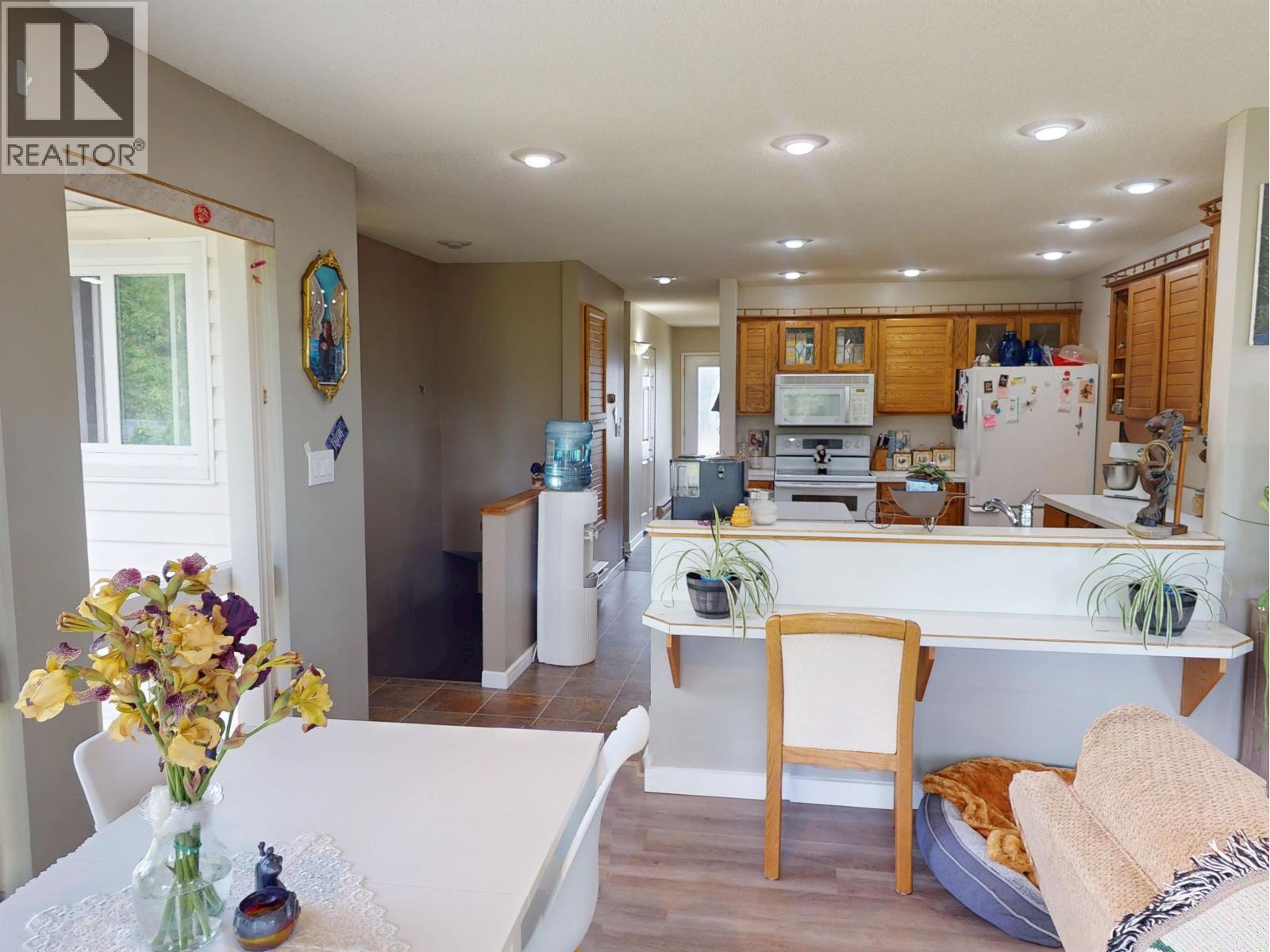 1541 BEACH CRESCENT - 19