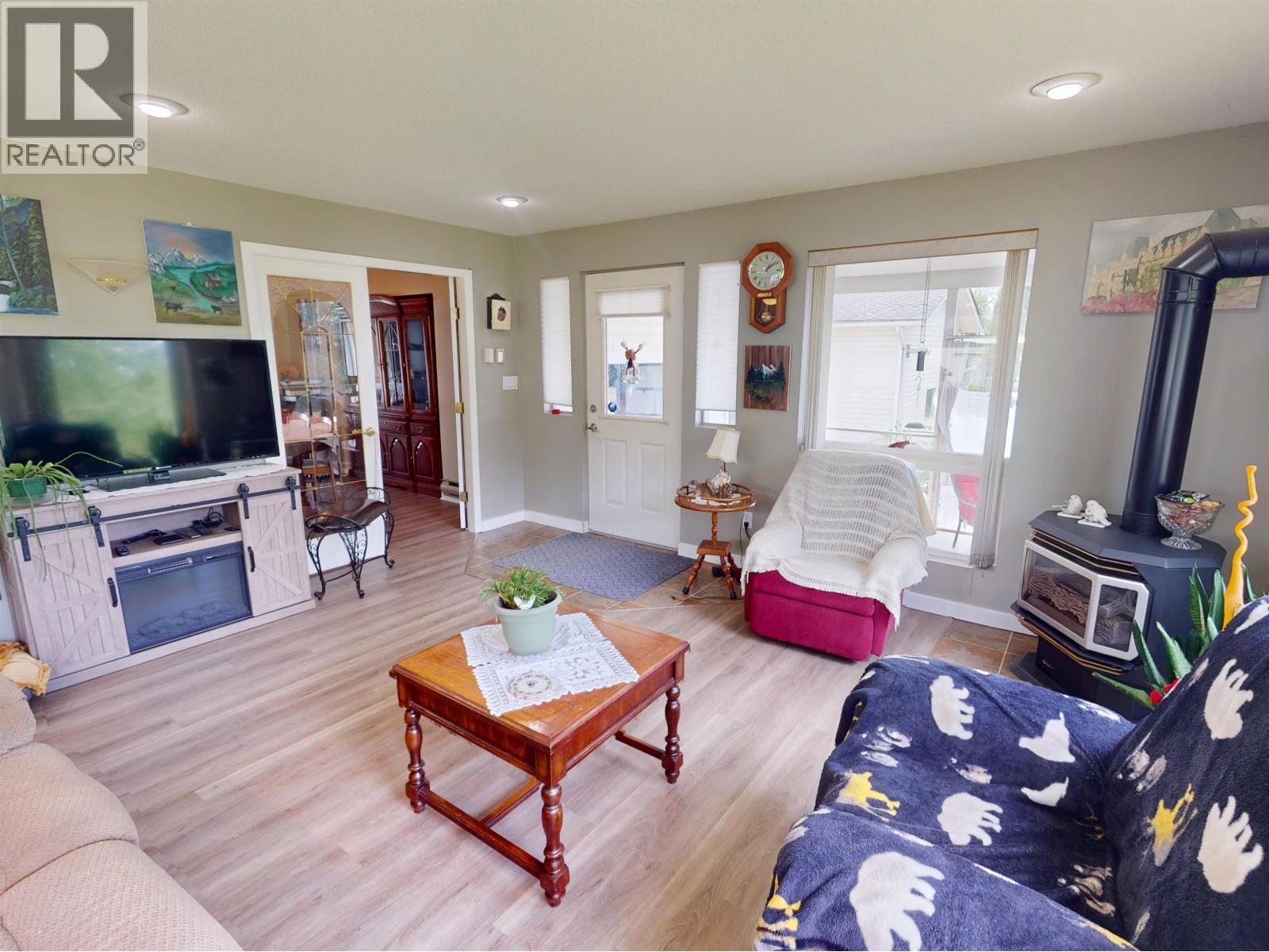 1541 BEACH CRESCENT - 22