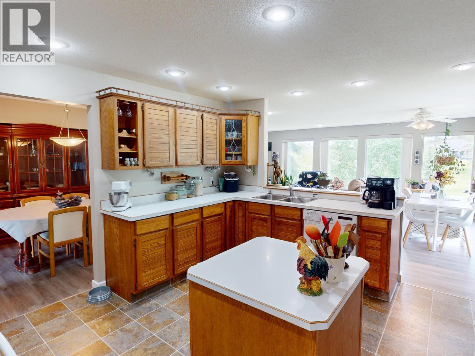 1541 BEACH CRESCENT - 14
