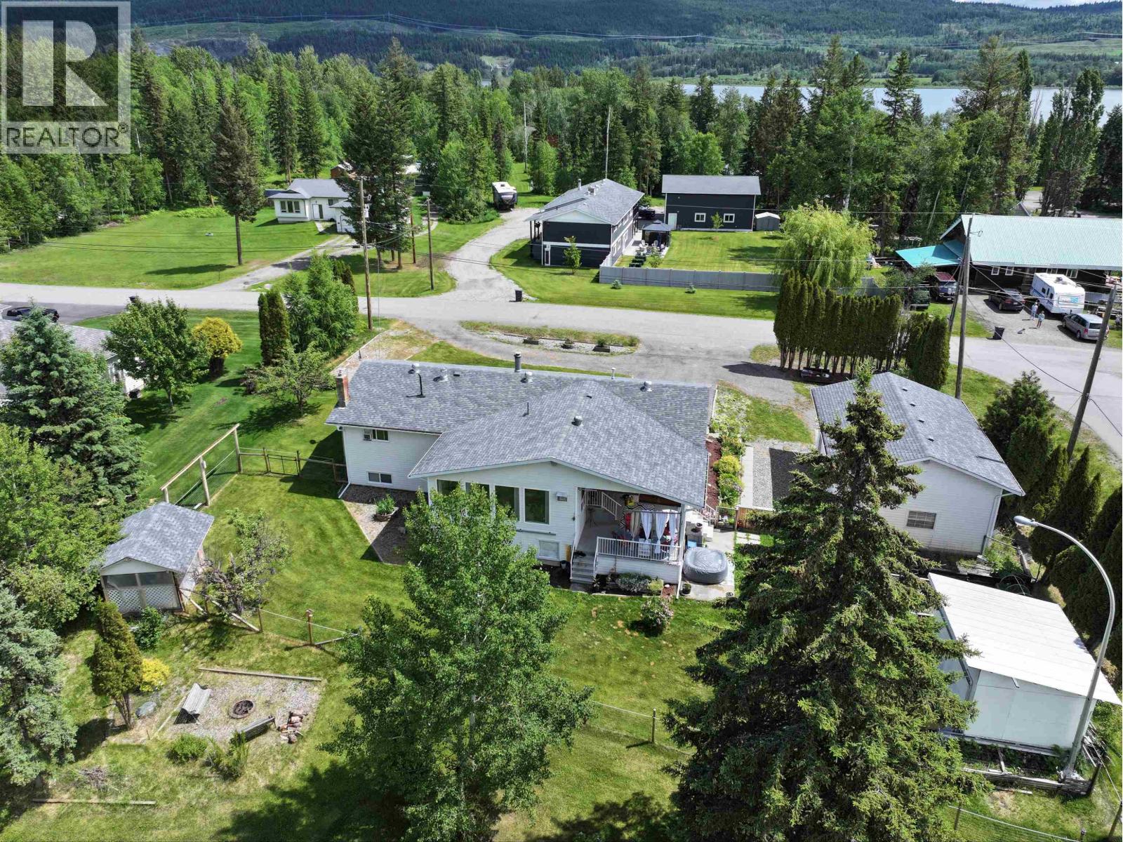 1541 BEACH CRESCENT - 4