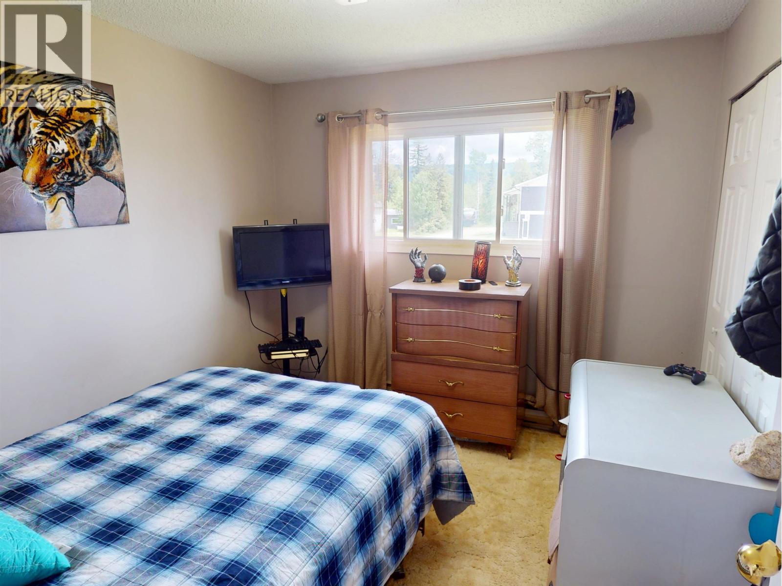 1541 BEACH CRESCENT - 32