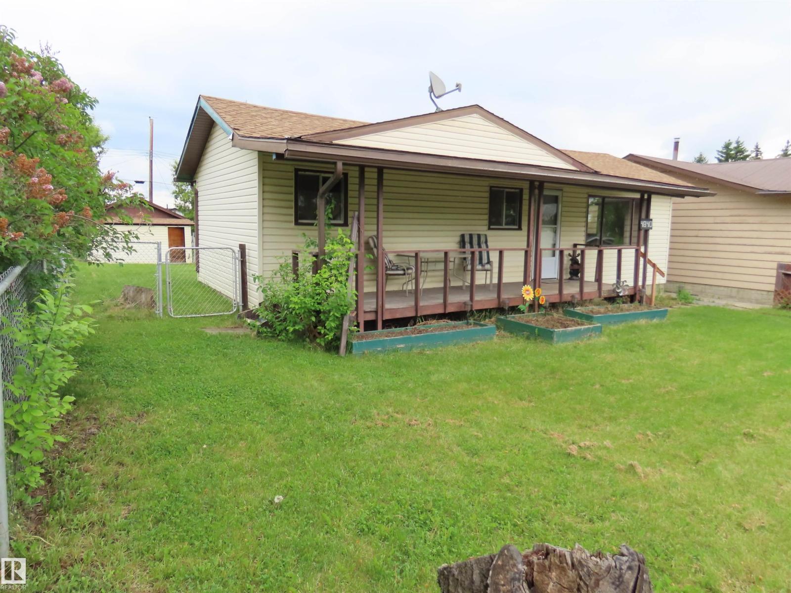 4840 51 AV - photo 2