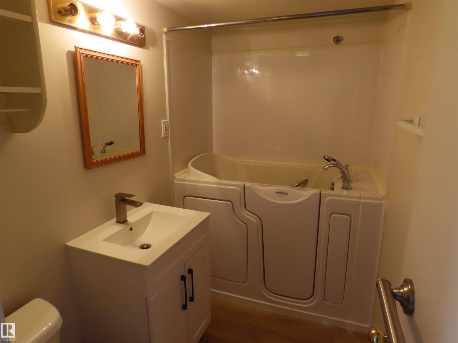 4840 51 AV — photo 21