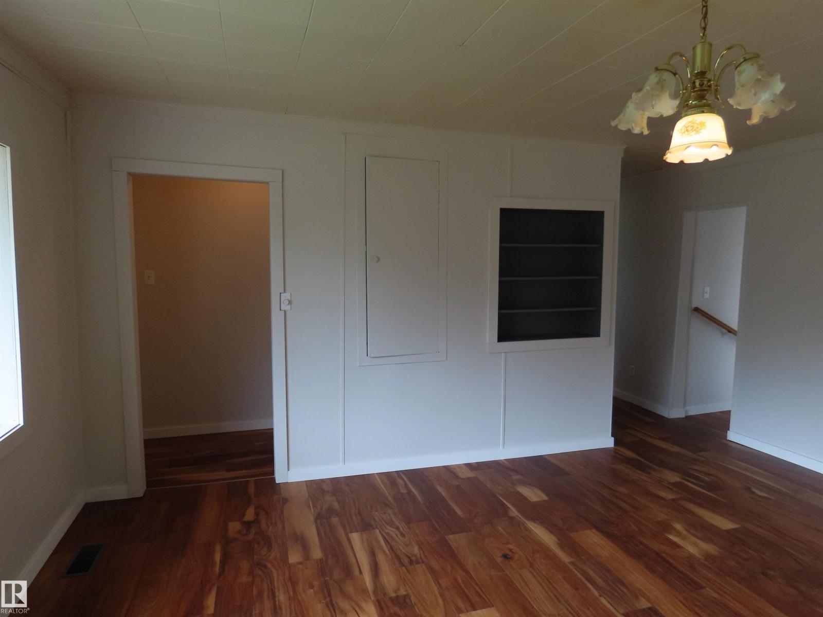 4840 51 AV — photo 16
