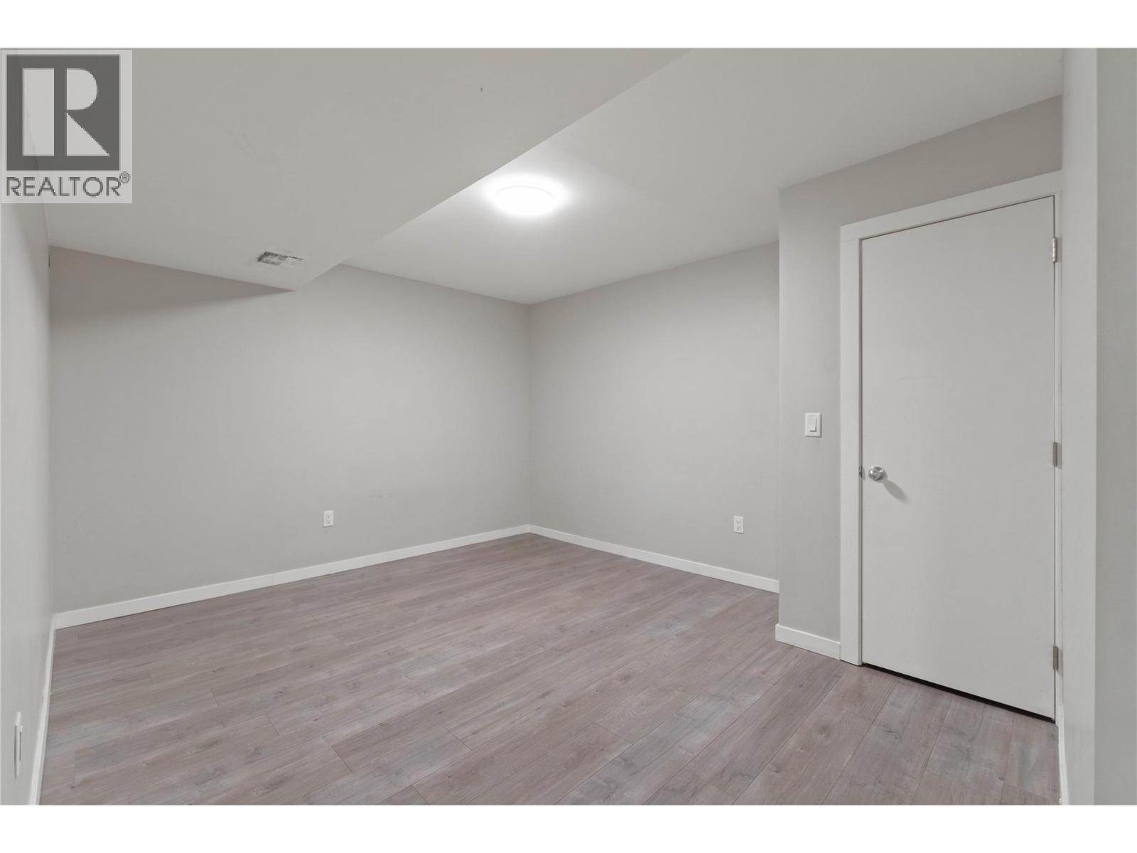 745 KELLY Drive - 24