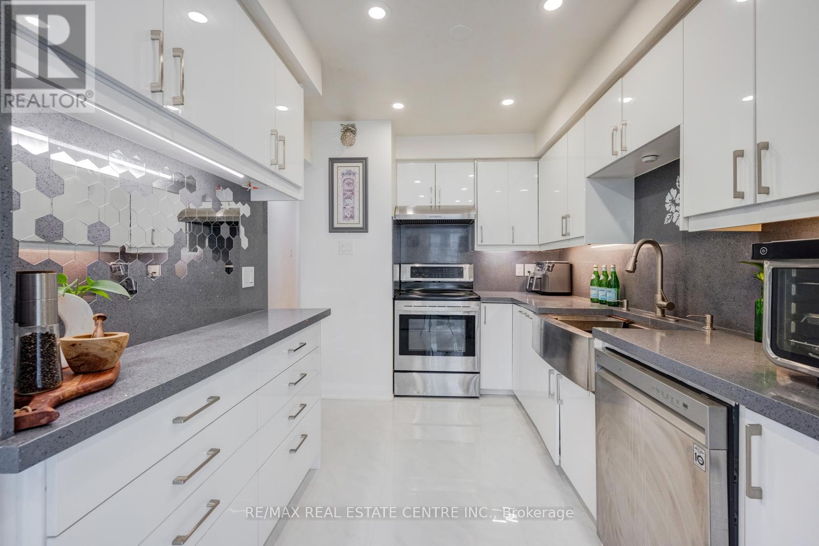 #25 5020 DELAWARE DRIVE - 12