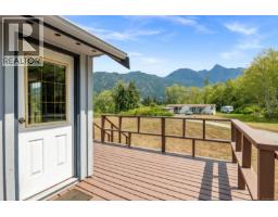 Living room - 843 Sayward Rd, Sayward, BC V0P1R0 Photo 13
