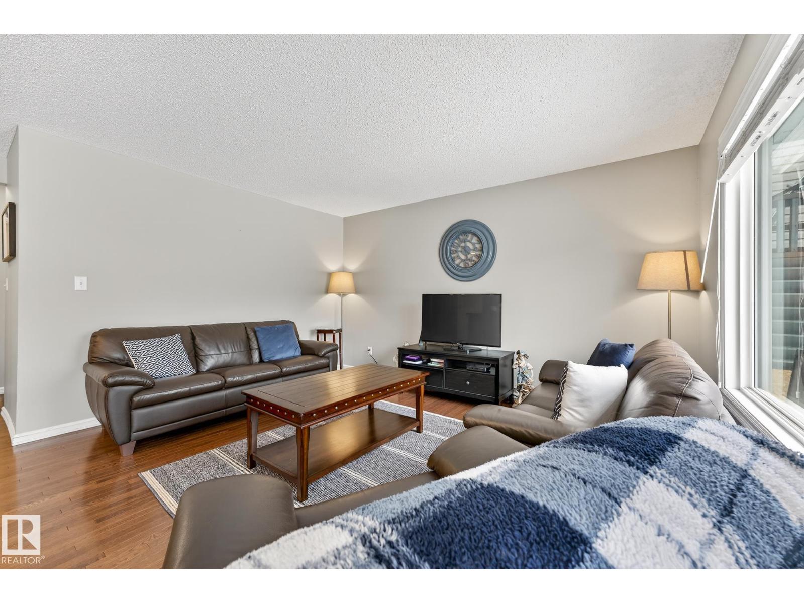 21907 95 AV NW - 10