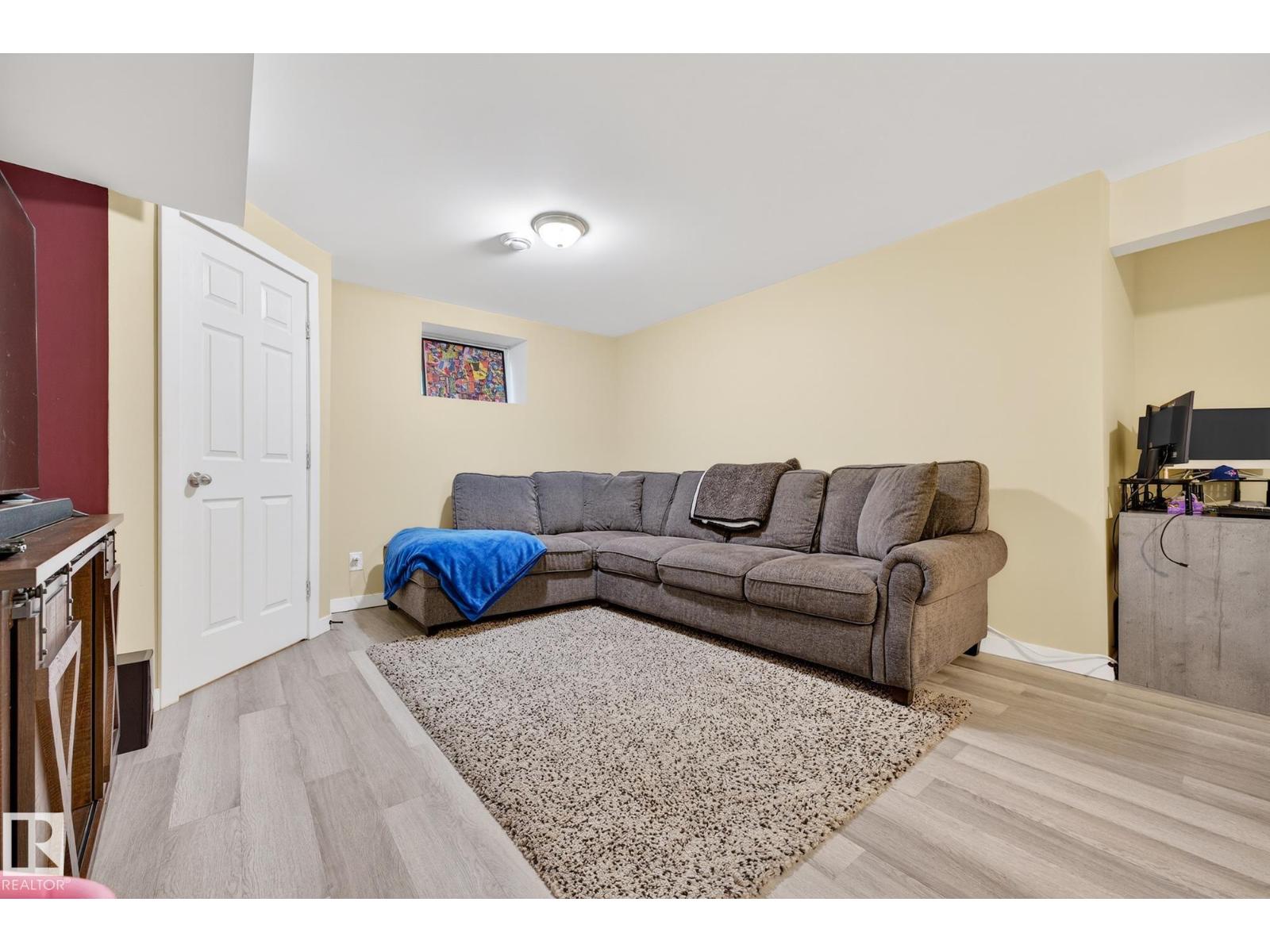 21907 95 AV NW - 38