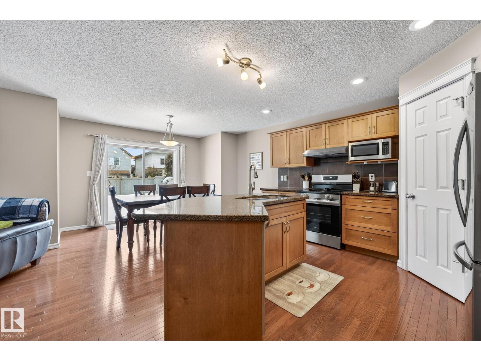 21907 95 AV NW - 4