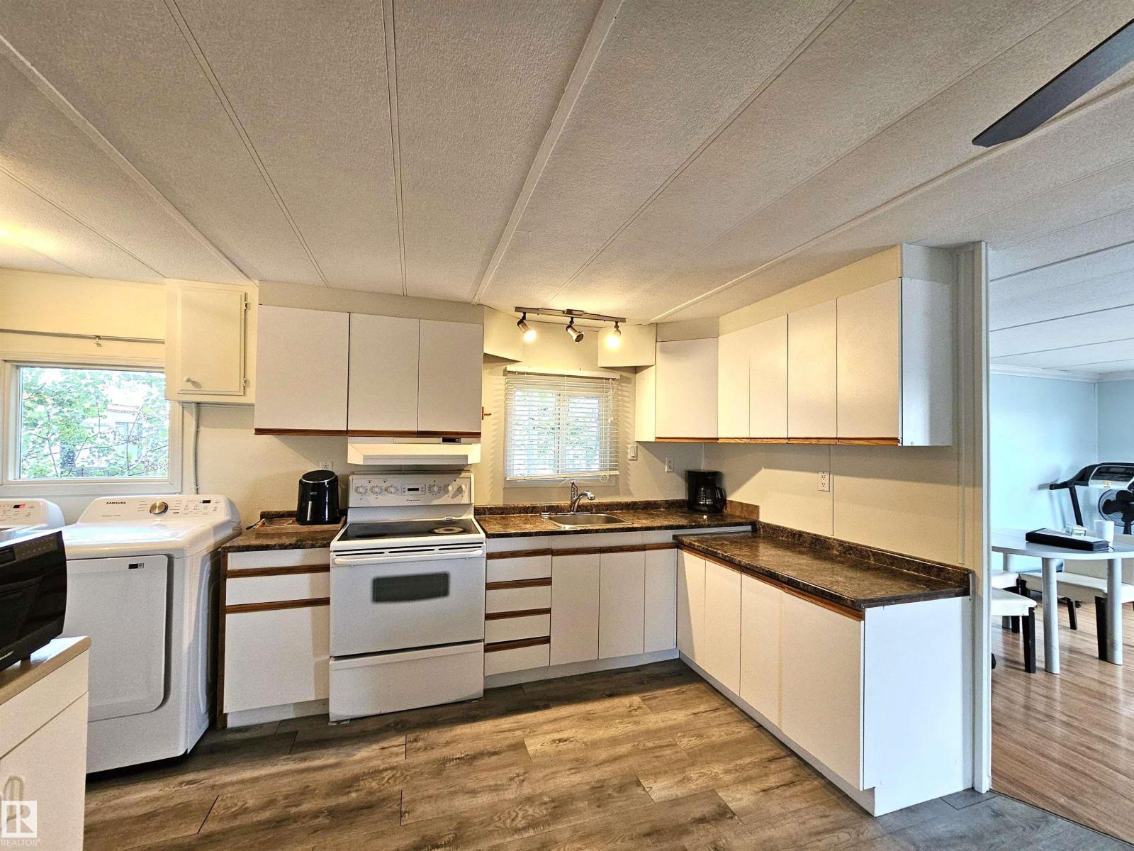 C17 - 6402 52 AV — photo 15