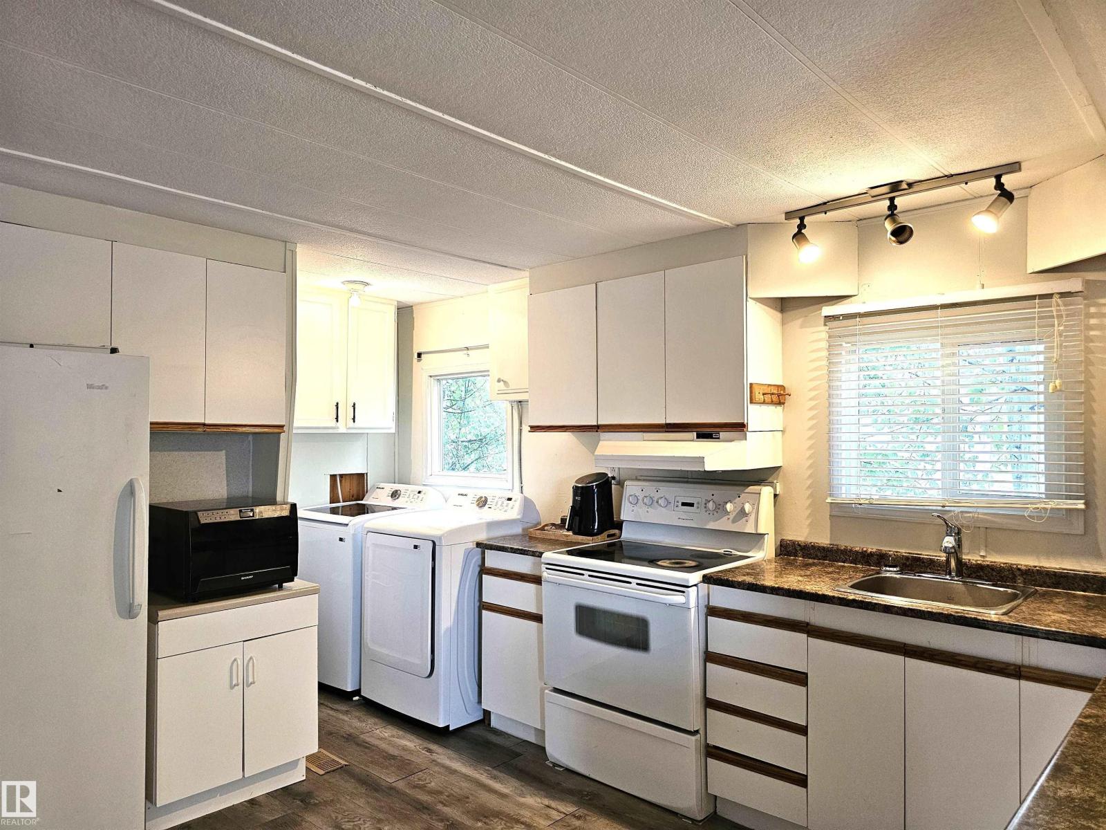 C17 - 6402 52 AV — photo 17
