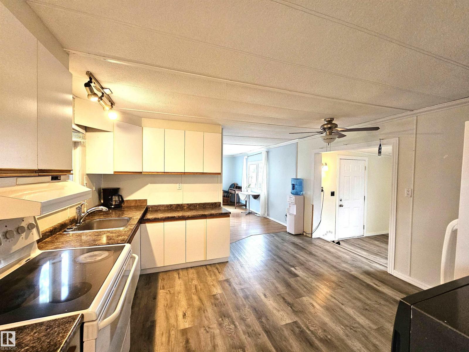 C17 - 6402 52 AV — photo 19