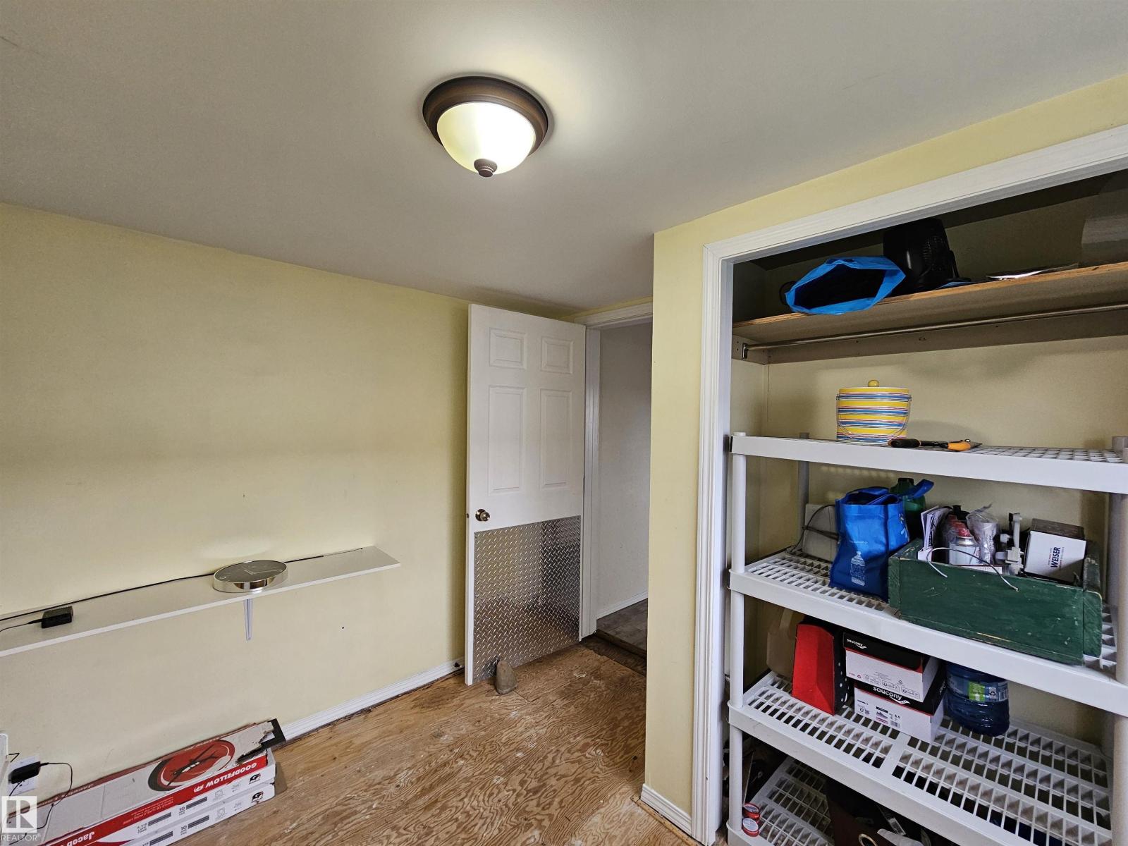 C17 - 6402 52 AV — photo 8
