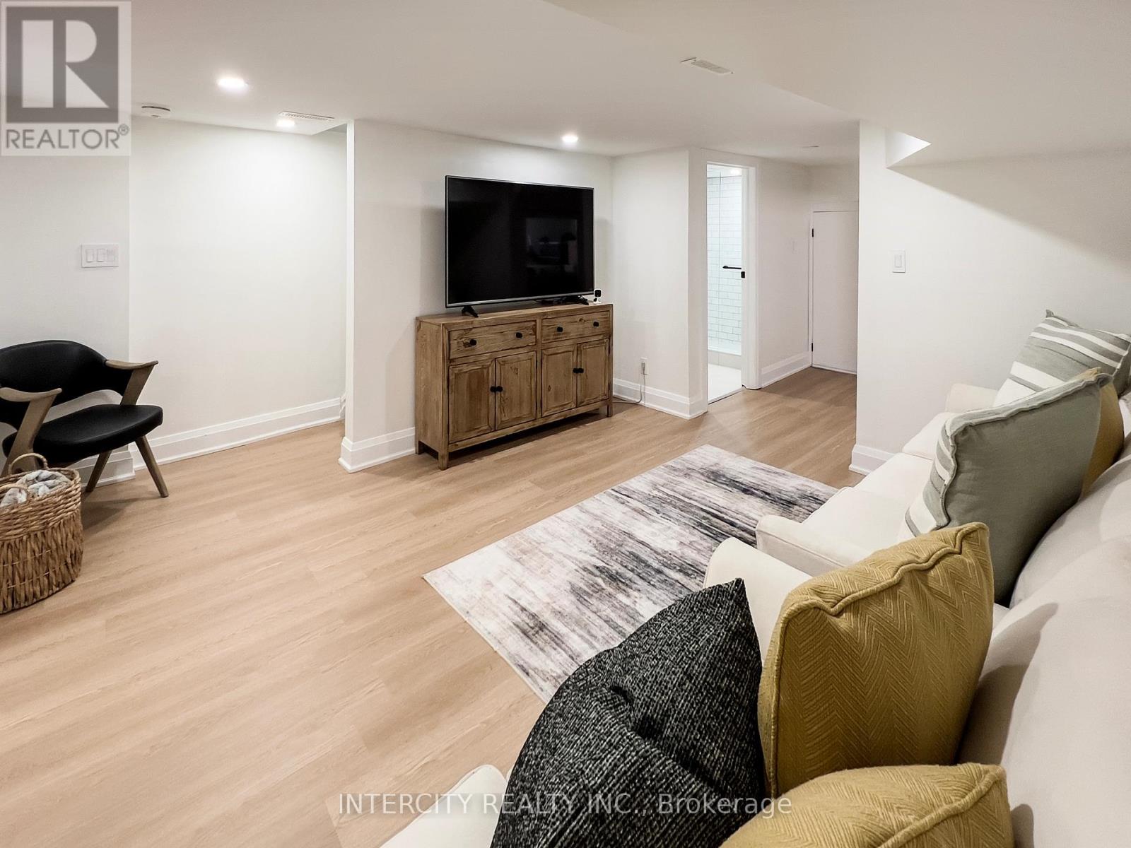 92 DAGMAR AVENUE - 19