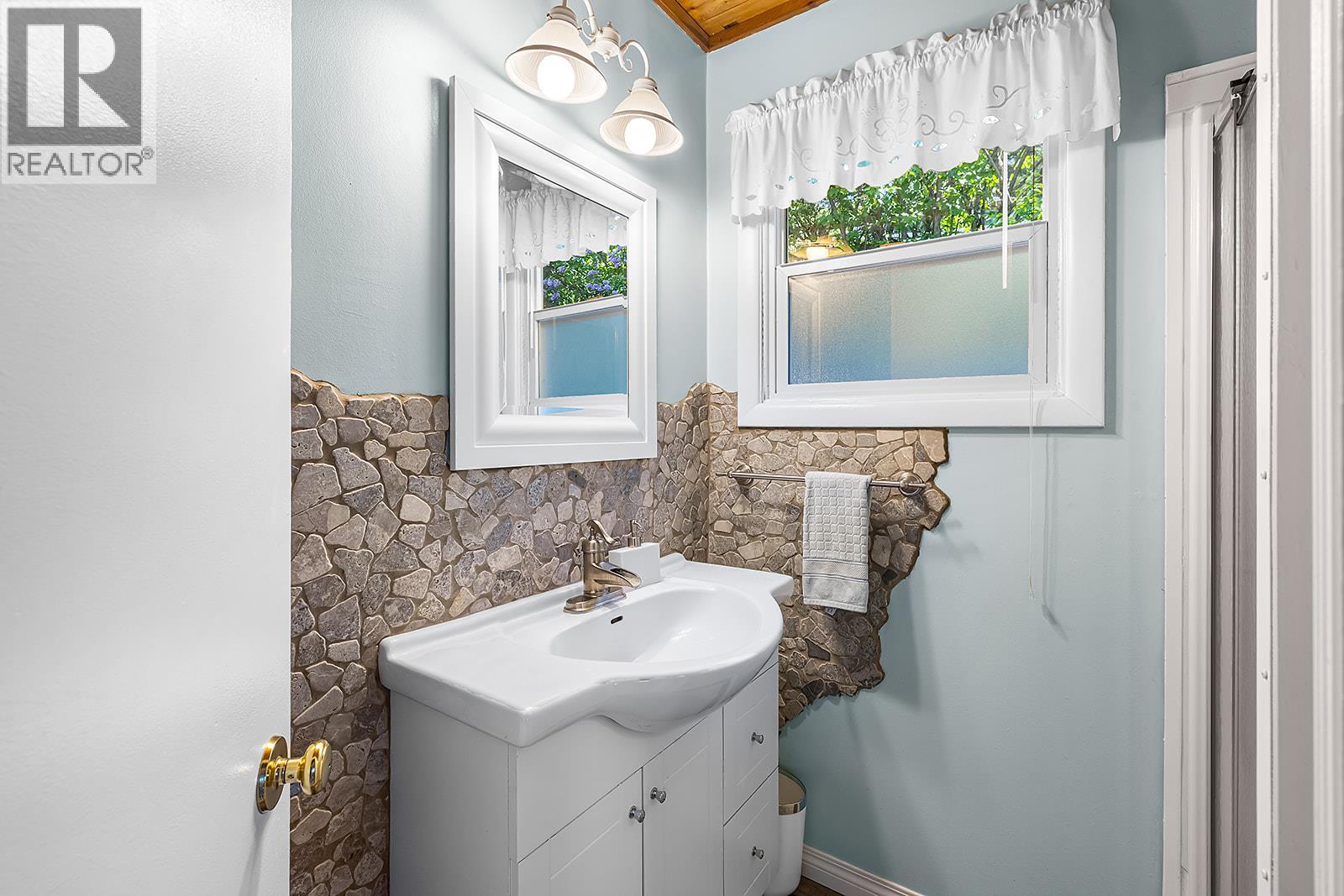 695 Lakeview Road - 31