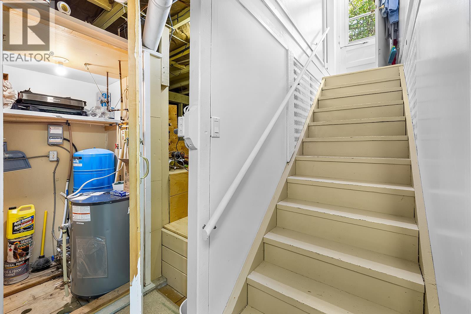 695 Lakeview Road - 32