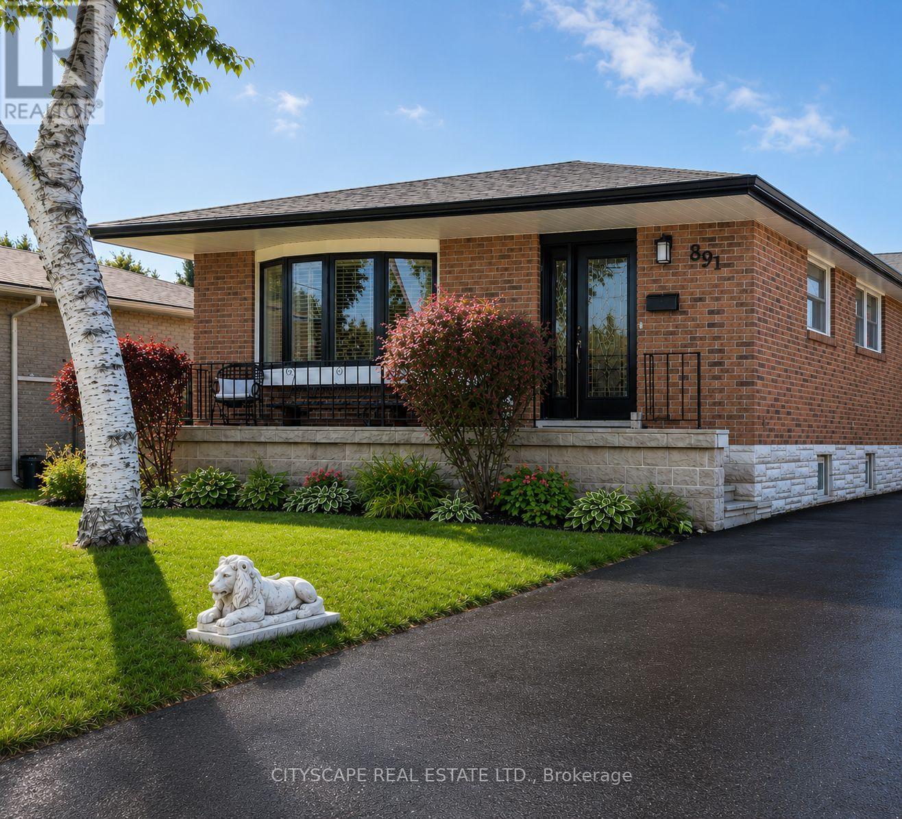 891 CURTIS CRESCENT - 1