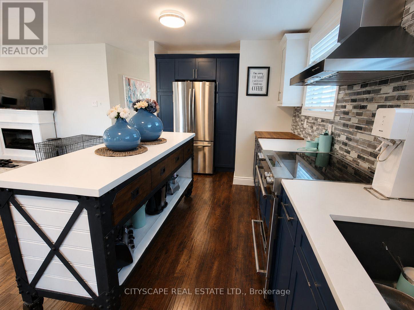 891 CURTIS CRESCENT - 3