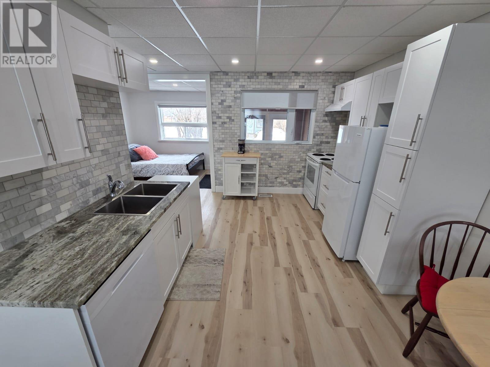 84 Machar Ave - 16
