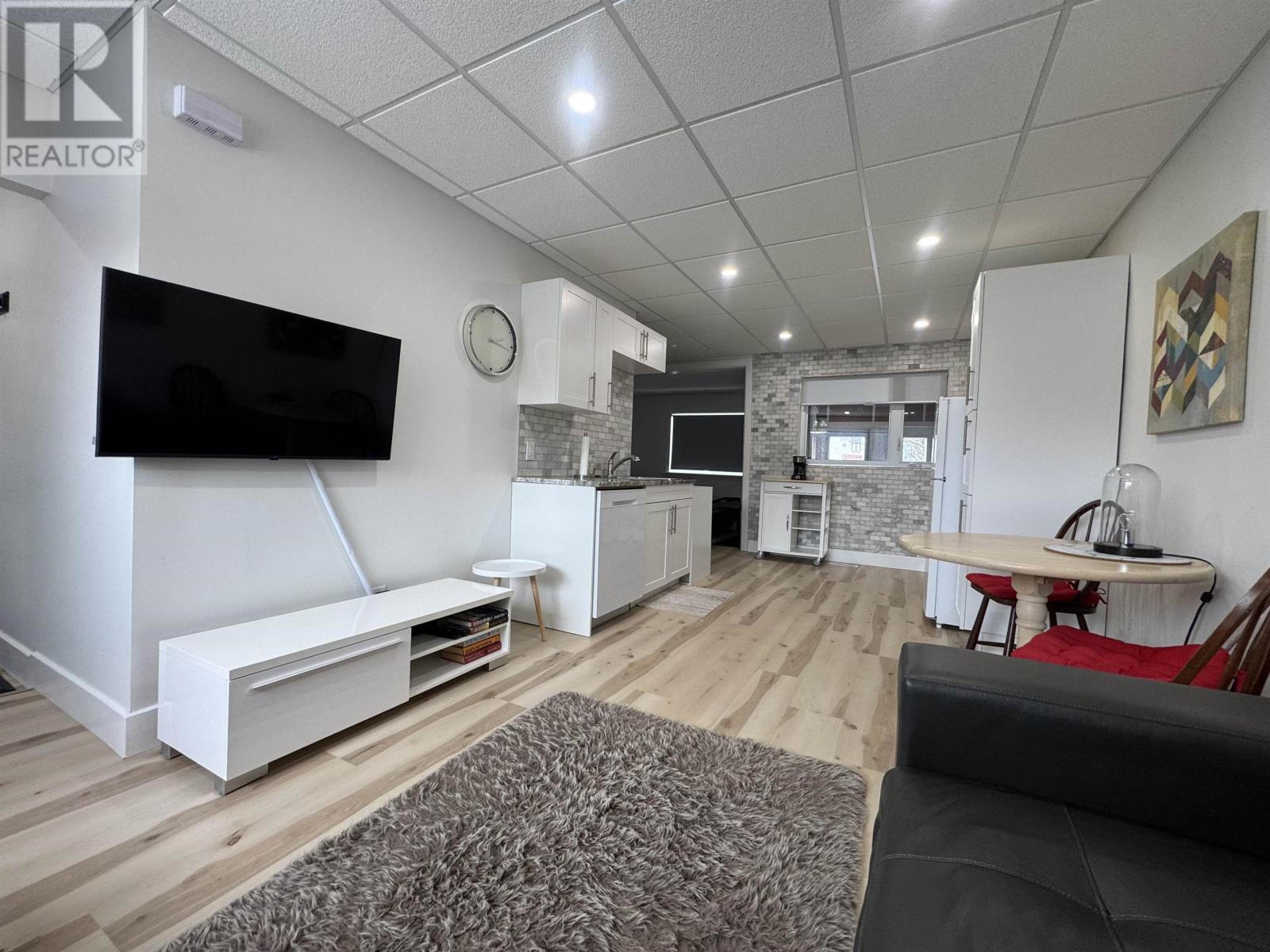 84 Machar Ave - 11