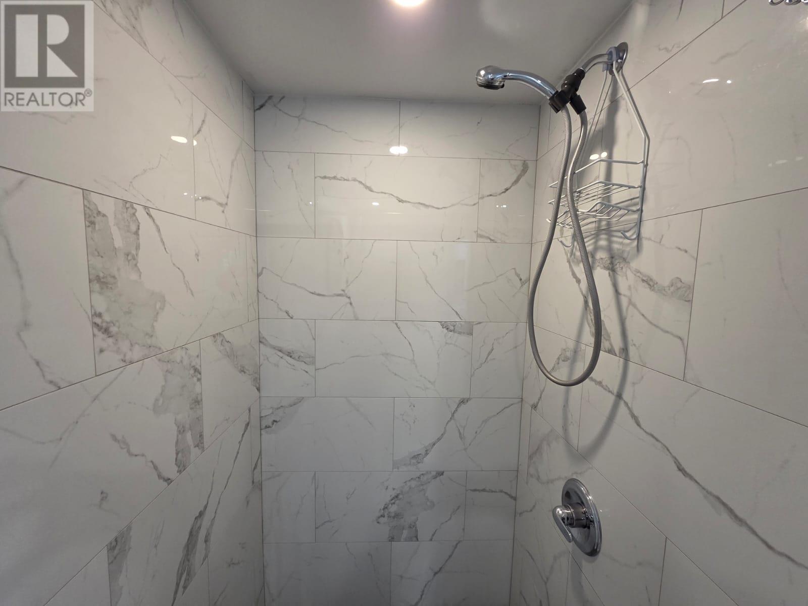 84 Machar Ave - 26