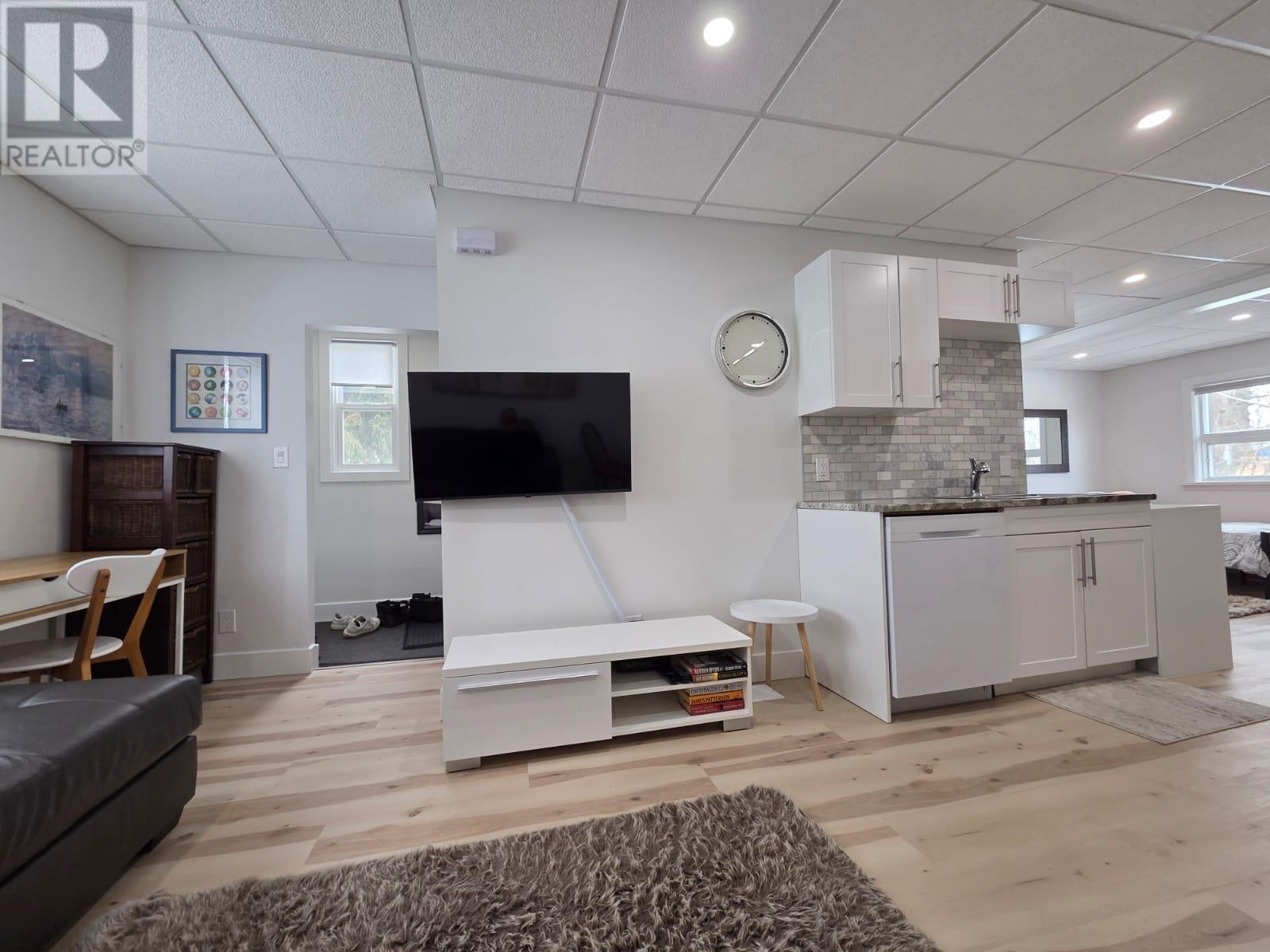 84 Machar Ave - 8