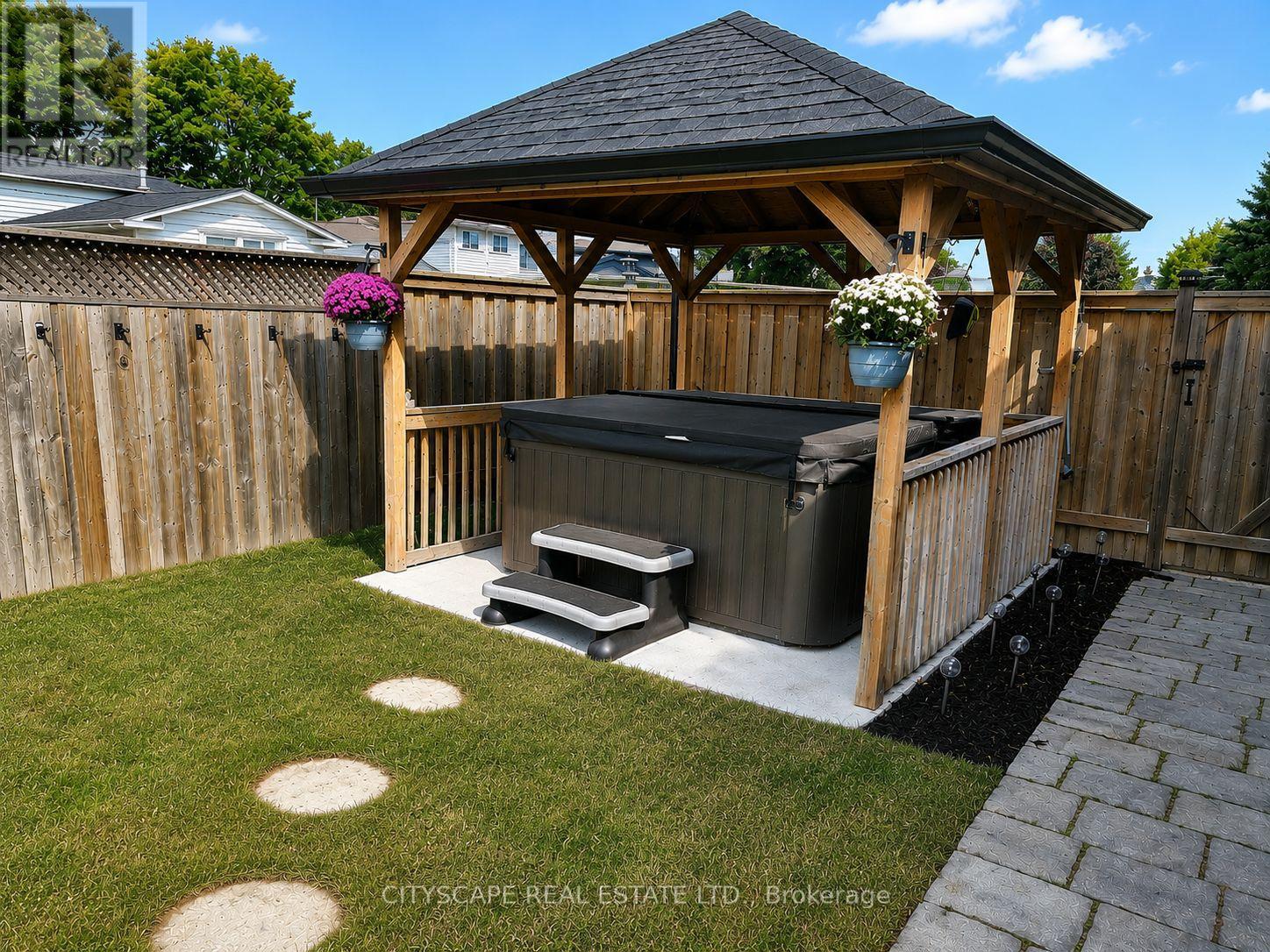 891 CURTIS CRESCENT - 17