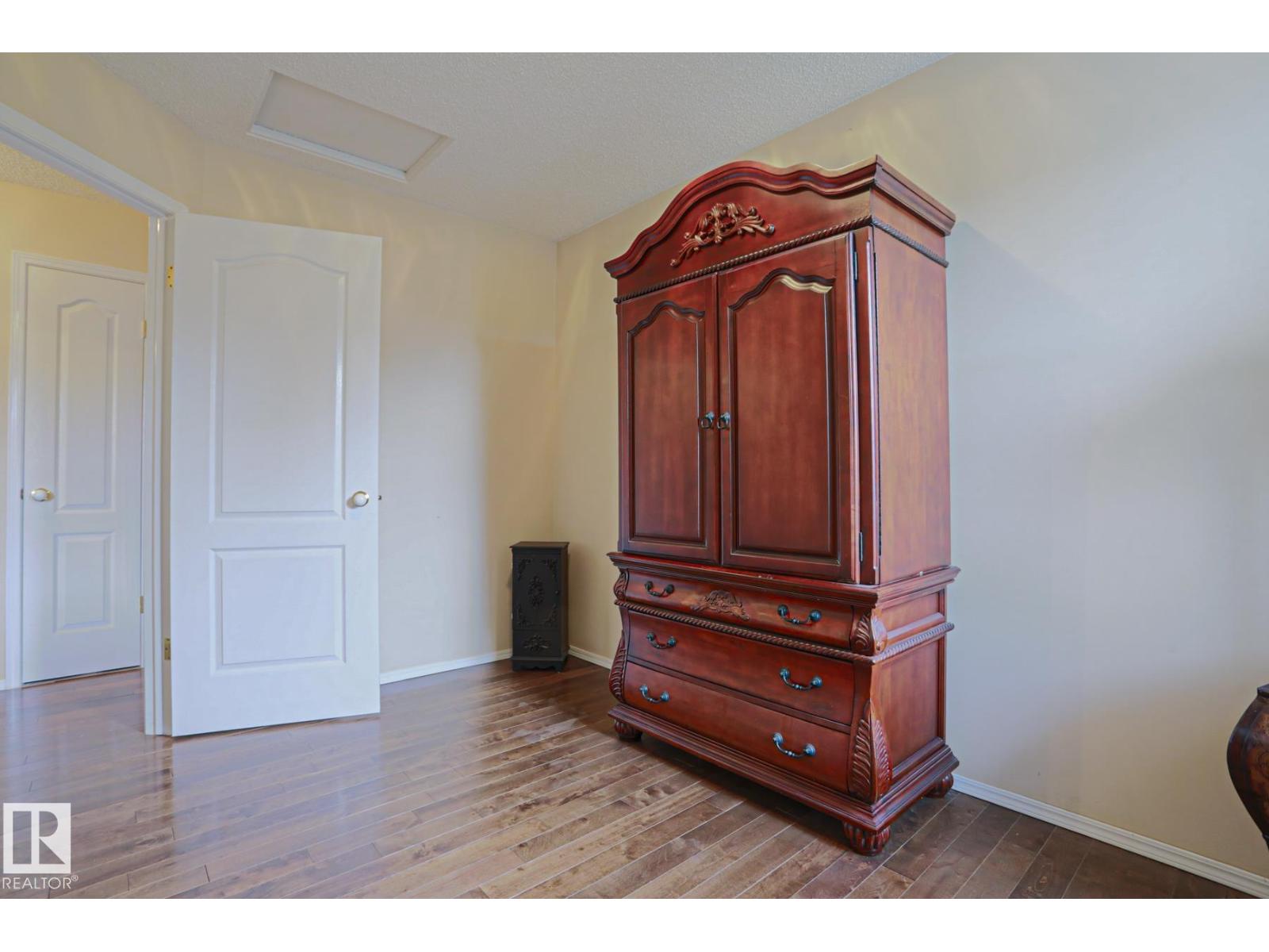 7716 154 AV NW — photo 41