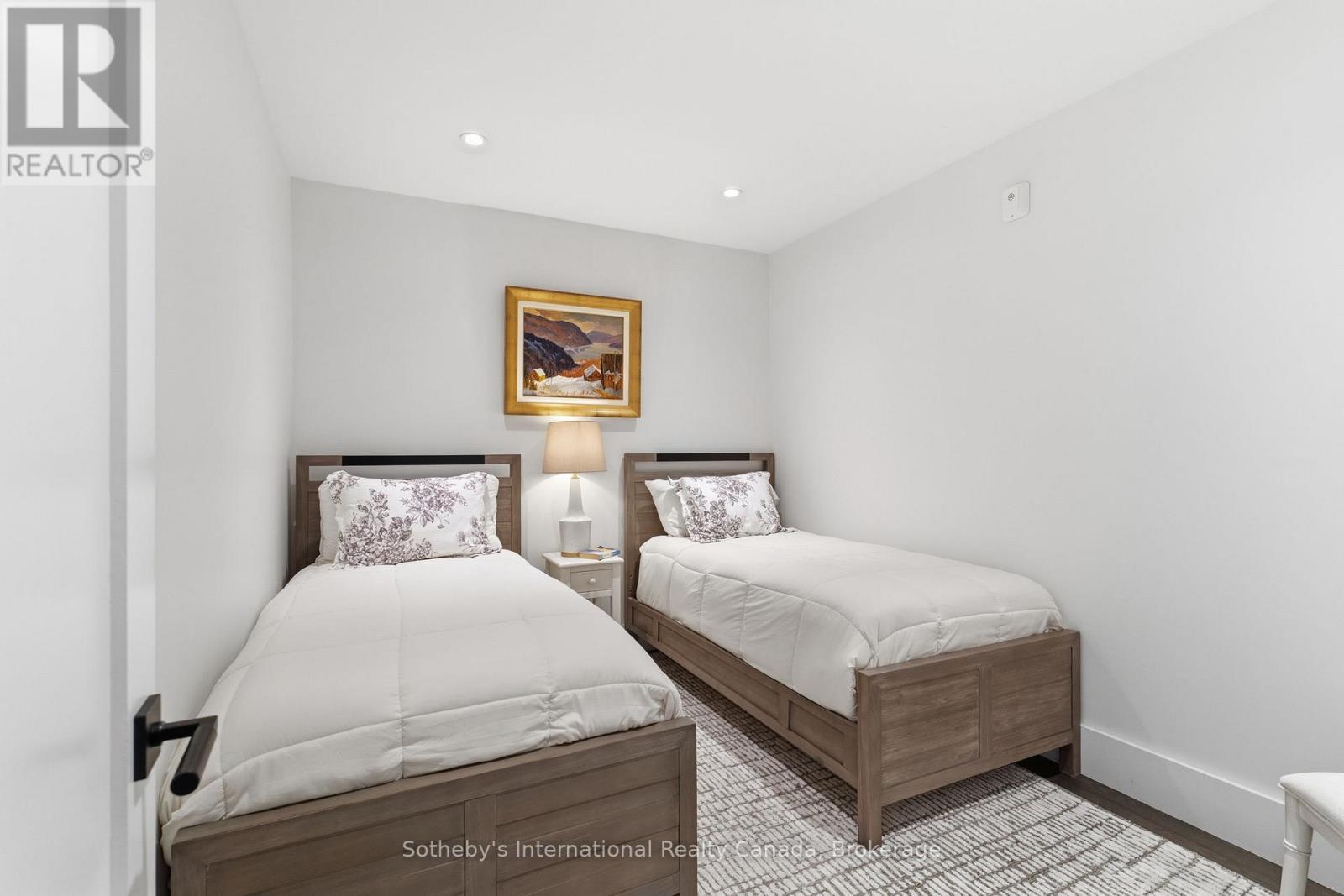 #210 727 GRANDVIEW DRIVE - 27