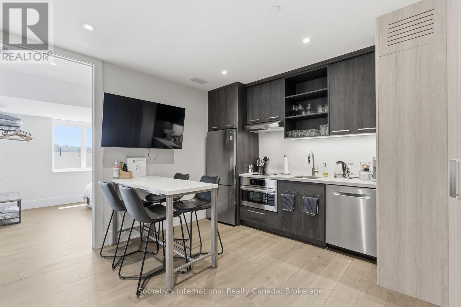 #210 727 GRANDVIEW DRIVE - 43