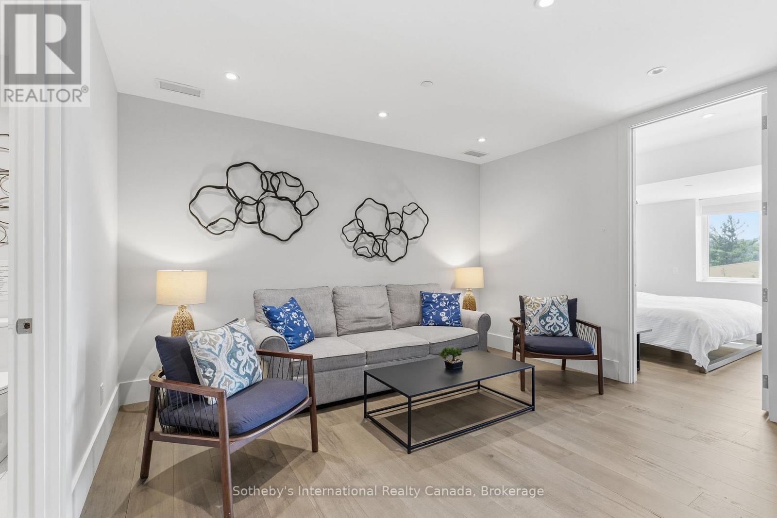 #210 727 GRANDVIEW DRIVE - 44
