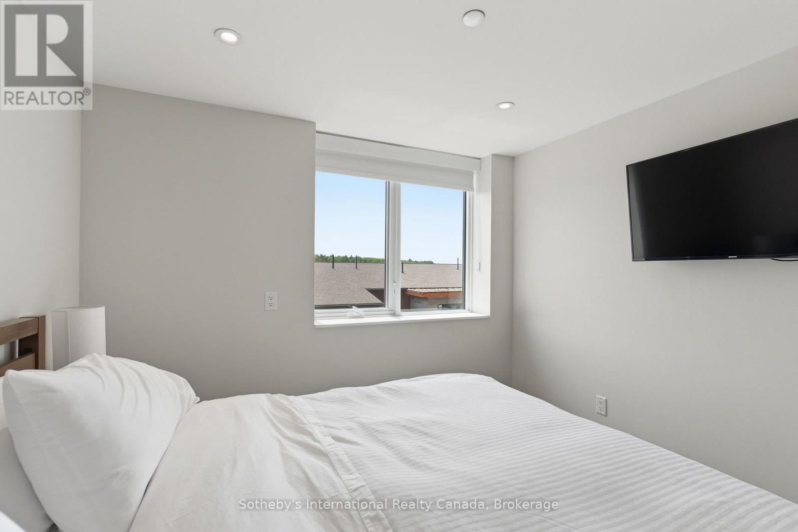 #210 727 GRANDVIEW DRIVE - 46