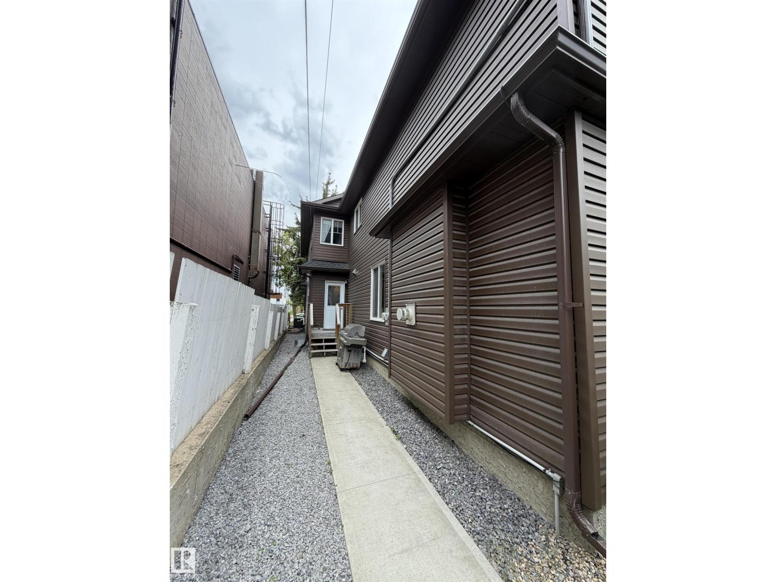 10914 71 AV NW - 24