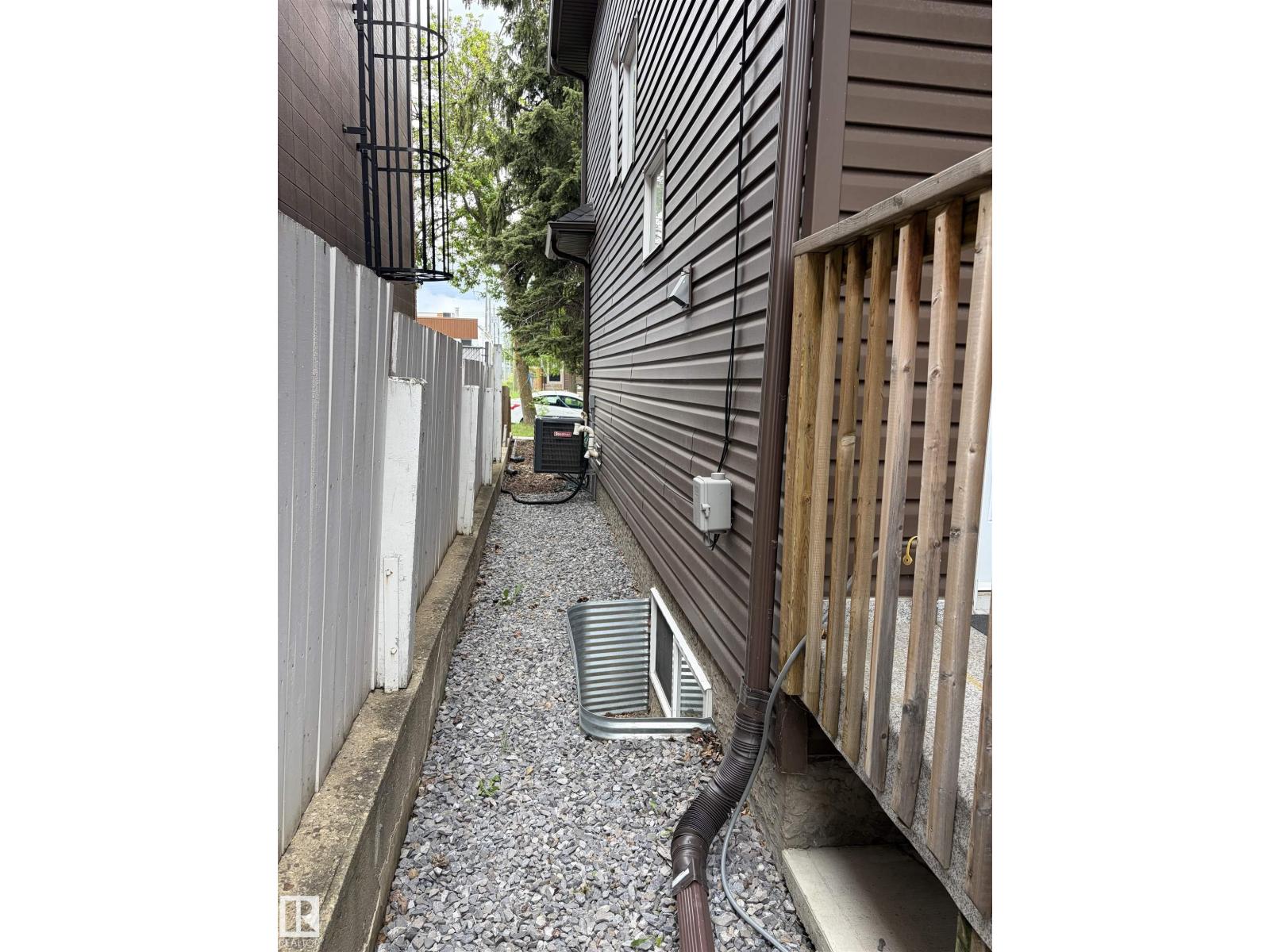 10914 71 AV NW - 26