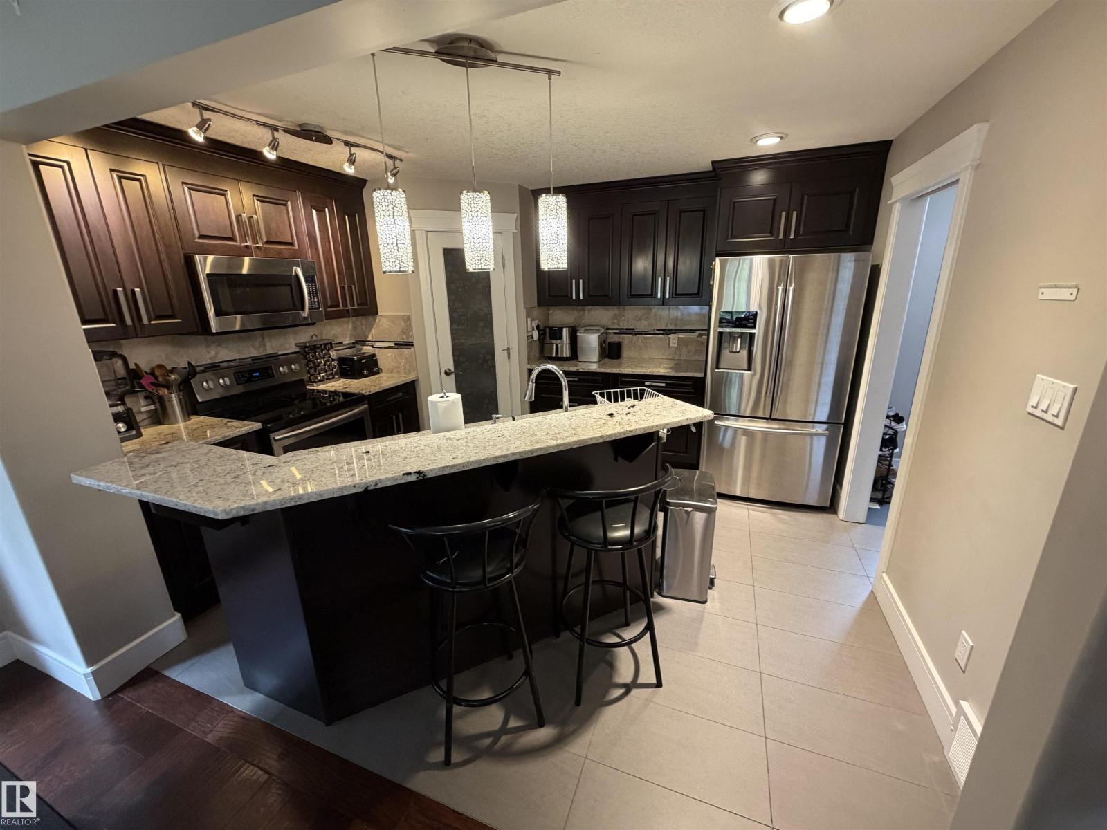 10914 71 AV NW - 9